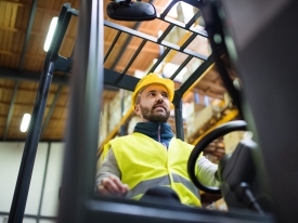 Man op heftruck